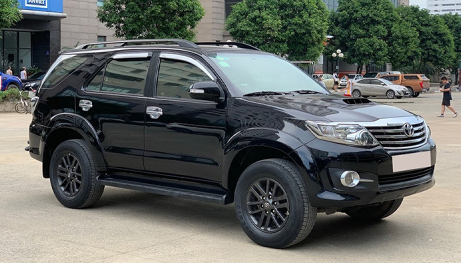 Toyota Fortuner đồng hồ báo còn dầu mà bình hết thì xử lý sao?